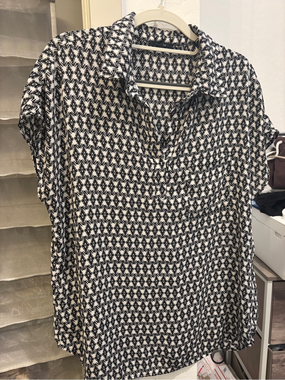 Pleione Black and White Geometric Short-Sleeve Blouse